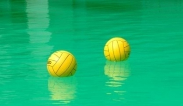 Žluté míčky plující na hladině 