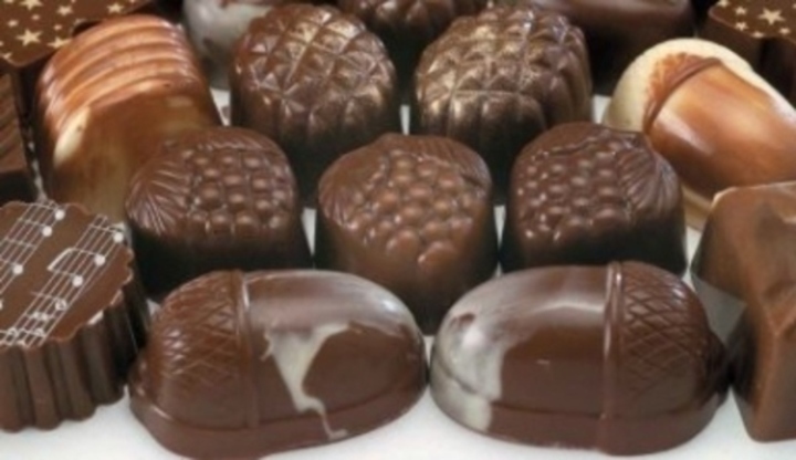 Různé druhy čokoládových bonbonů