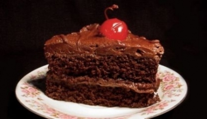 Čokoládový dort s třešní na polevě