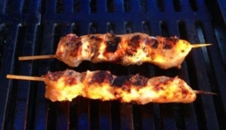 Kebab na špejli připravovaný na grilu