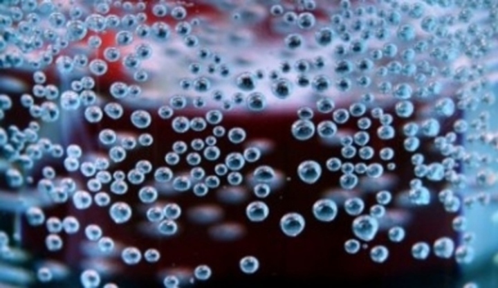 Sklenice vody s detailem bublinek