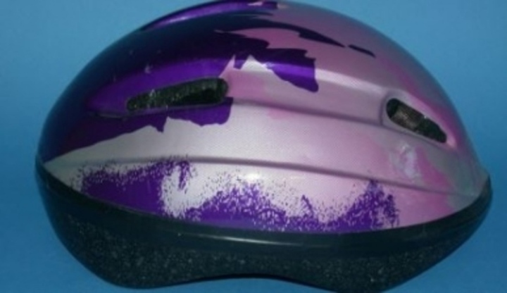 Fialová cyklistická helma