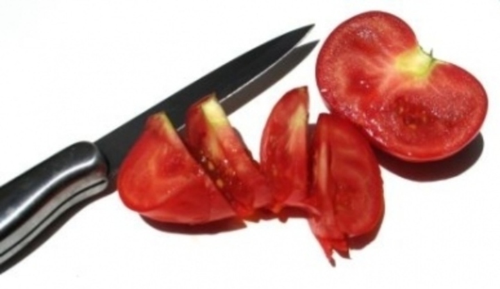 Nakrájené rajče s nožem