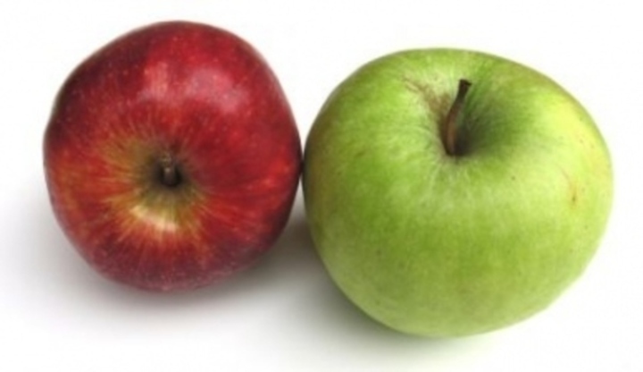 Červené a zelené zralé jablka