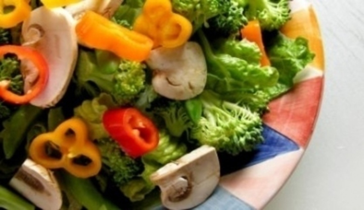 Zeleninový salát s plátky hřibů v barevné misce