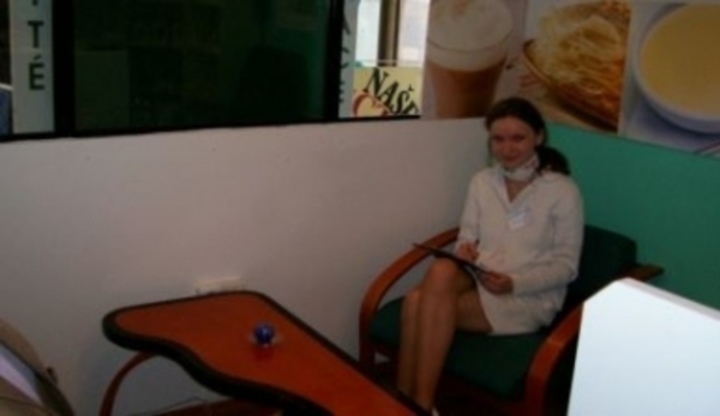 Žena sedící na křesle u stolu 