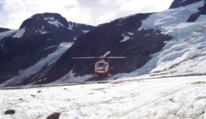 Helikoptéra letící v zasněžených horách