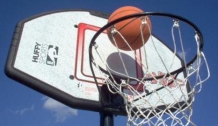 Basketbalový míč padající do vítězného koše