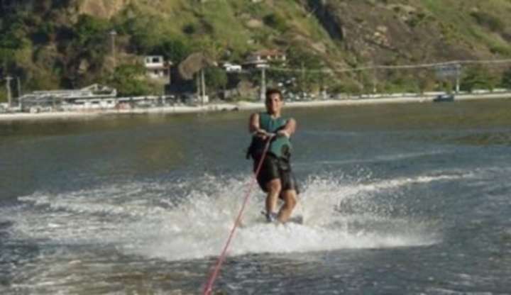Muž jedoucí na vodních lyžích