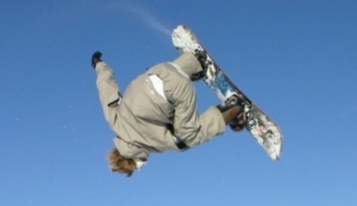 Muž při skoku na snowboardu 