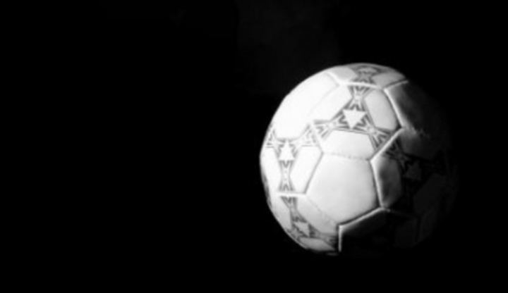Fotbalový míč ve tmě