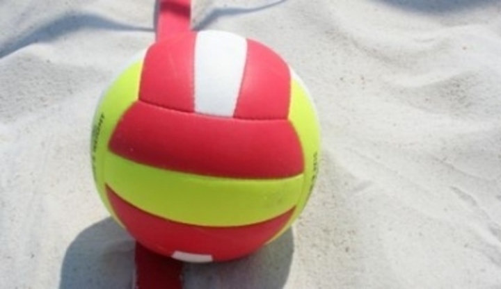 Volejbalový míč na písečné pláži