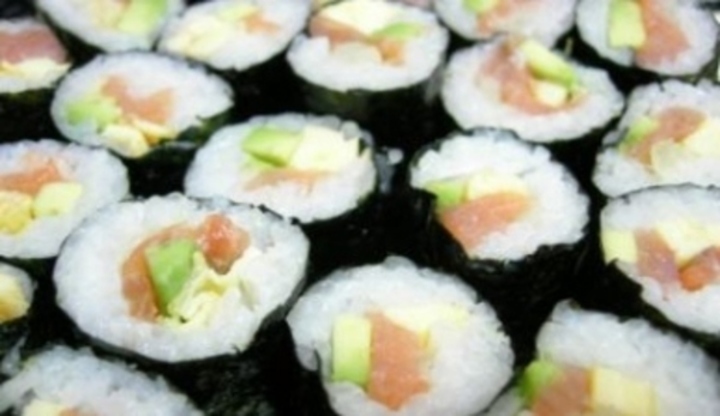 Rozložené kousky sushi