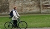 Žena jedoucí na kole 