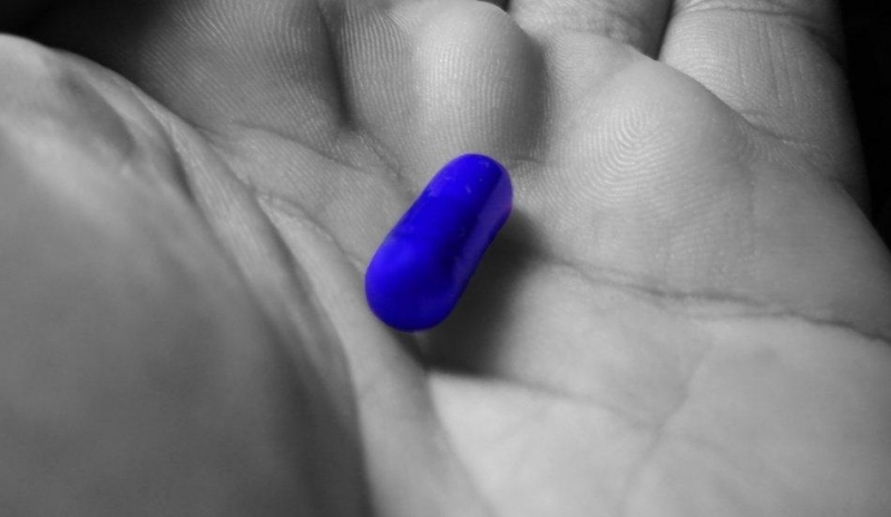 Modrá pilulka na dlani