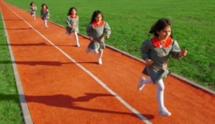 Holčičky běžící po oranžové dráze 