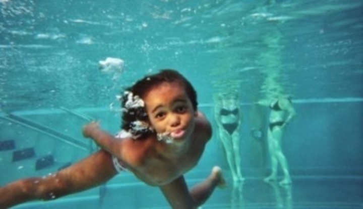Dítě pod vodou v bazénu 