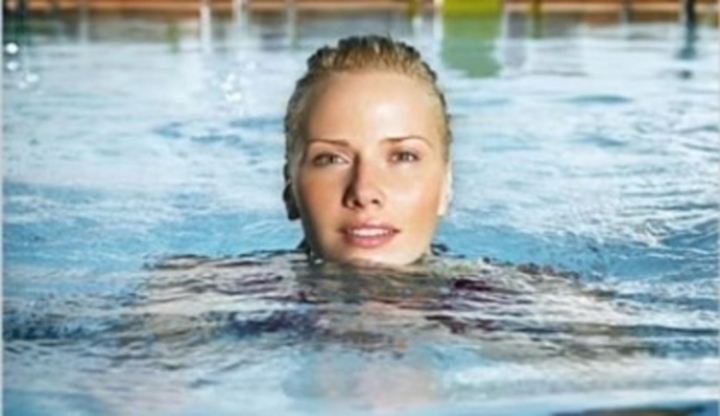 Ženský obličej vykukující z vody