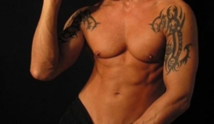 Mužské tělo s tetováním
