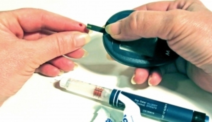 Ruce s inzulinovým perem 