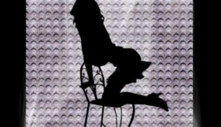 Postava ženy klečící na židli