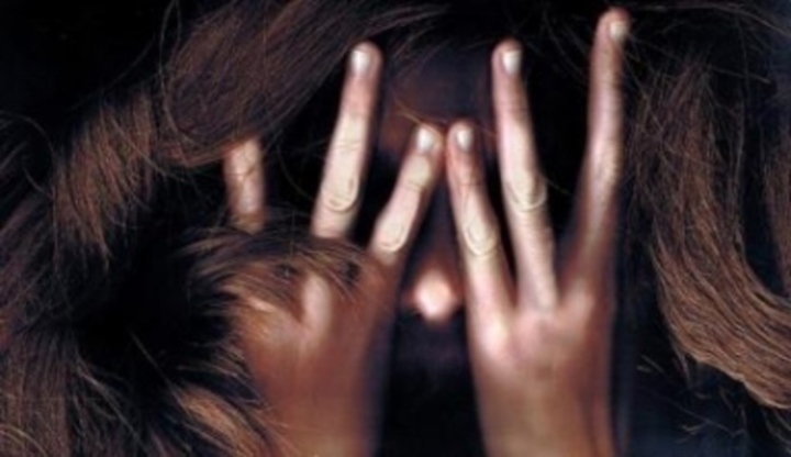 Žena zakrývající si oči rukama 