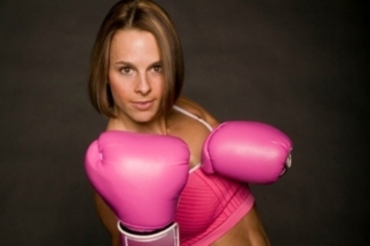 Žena s růžovými boxovacími rukavicemi