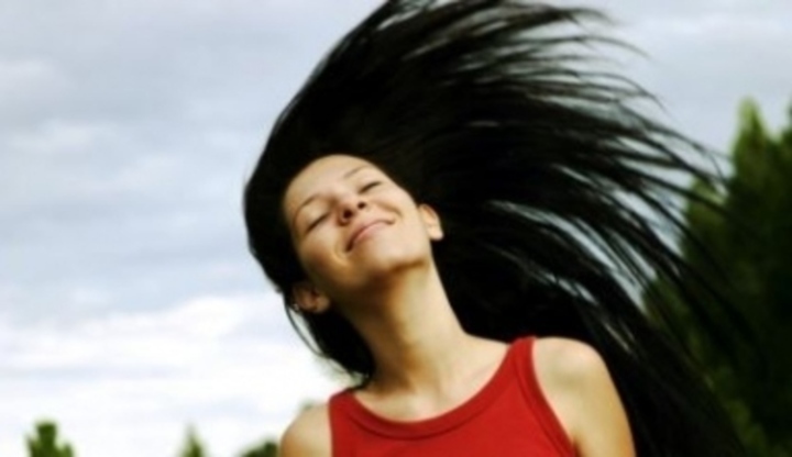 Vlasy ženy vlající ve větru 