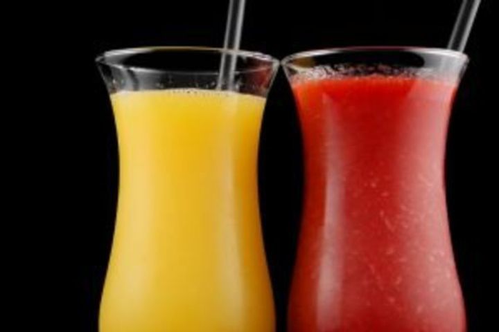 Dva ovocné koktejly ve sklenicích