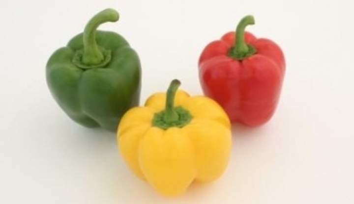 Tři barevné papriky
