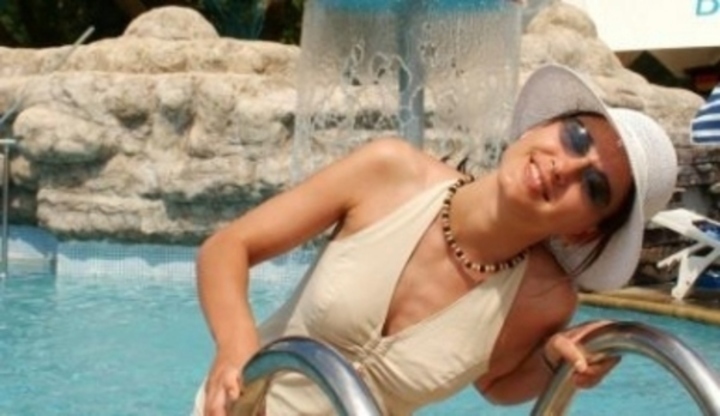 Žena v klobouku u bazénu