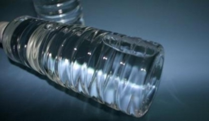 Plastová láhev plná vody 