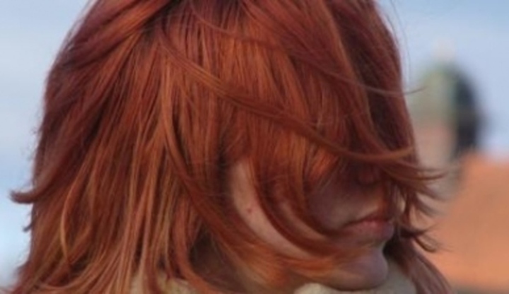Žena s rudými vlasy