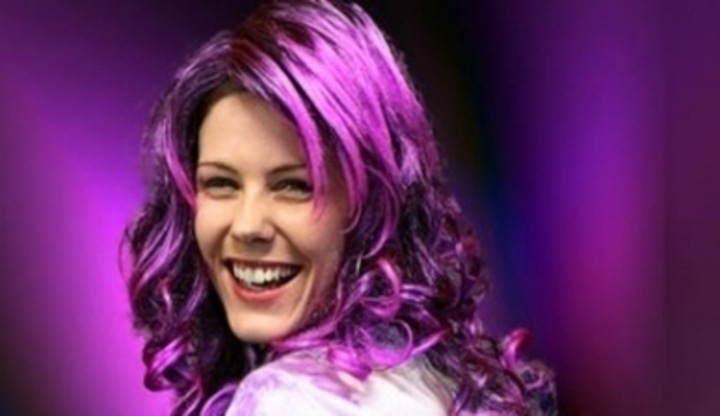 Usmívající se žena s fialovými vlasy 