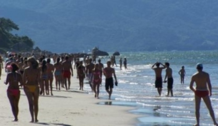 Lidé chodící po pláži