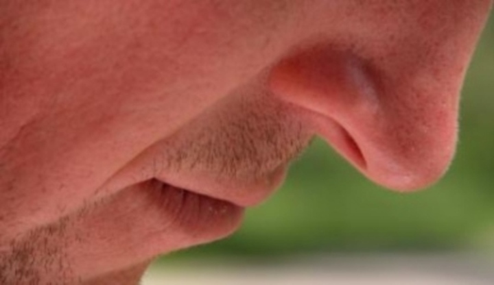 Nos a ústa mužské tváře