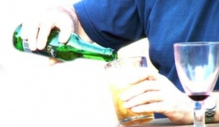 Ruka nalévající pivo do sklenice 