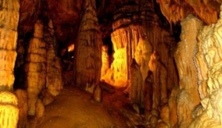 Přírodní útvary jeskyně 
