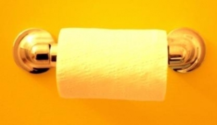 Namotaný toaletní papír na zlatém držadle