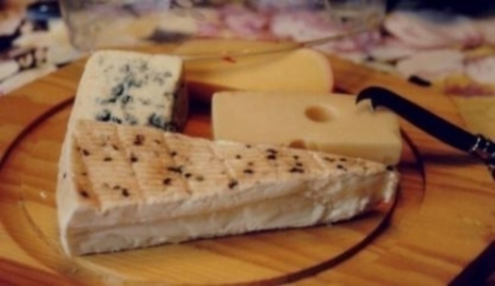 Několik druhů sýru na dřevěném prkénku