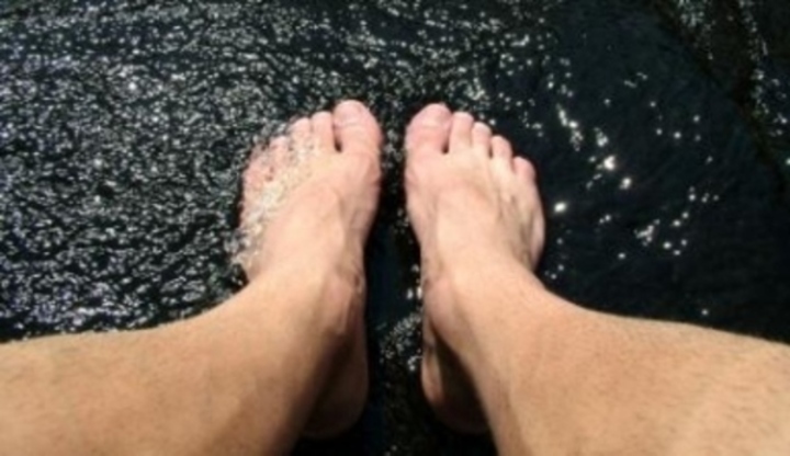 Nohy ponořené ve vodě