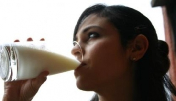 Dívka pijící ze sklenice mléko