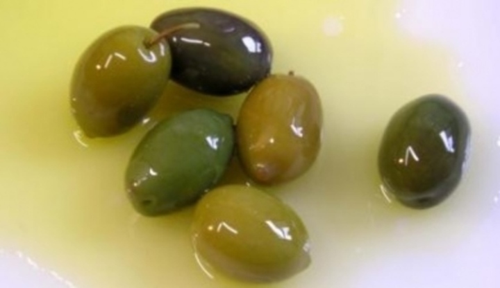 Zelené olivy namočené v oleji 