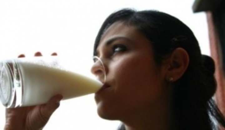 Žena pijící sklenici mléka