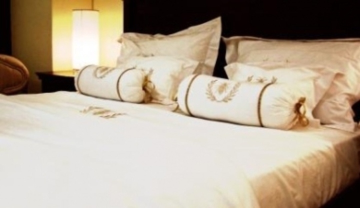 Ustlaná manželská postel 