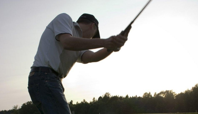 Muž držící golfovou hůl 