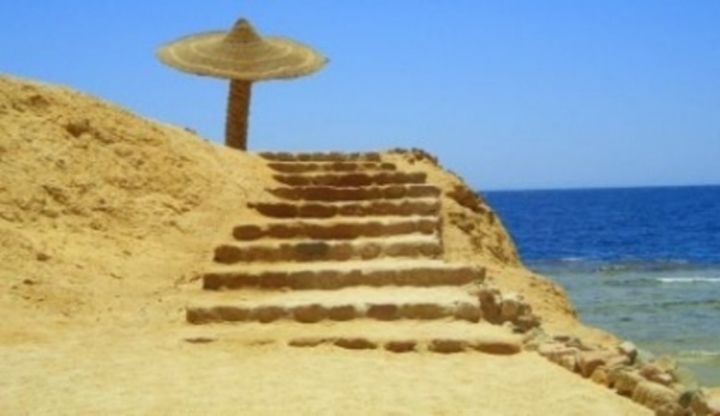 Písečné schody na pláži 