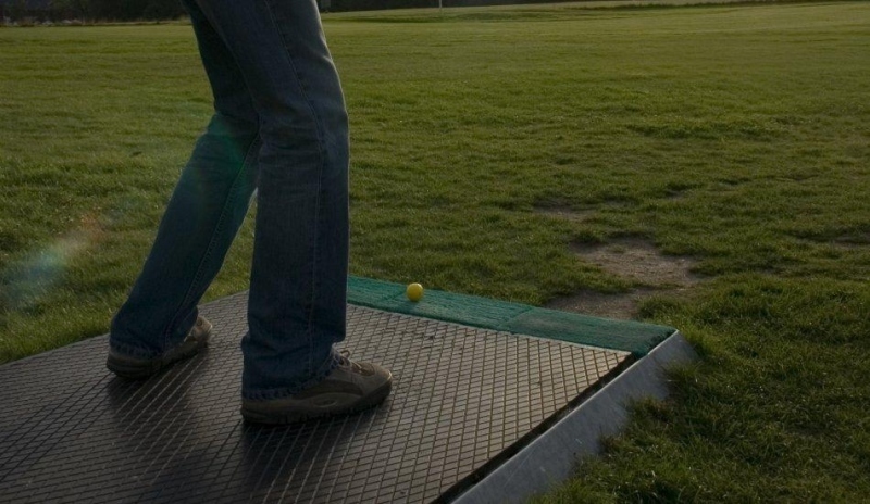 Nohy na golfovém odpališti 