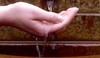 Tekoucí voda po ruce 