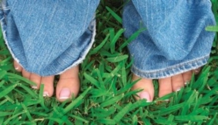 Bosé nohy v trávě